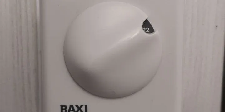 Termostato de pared Baxi con la ruedecilla marcando 22